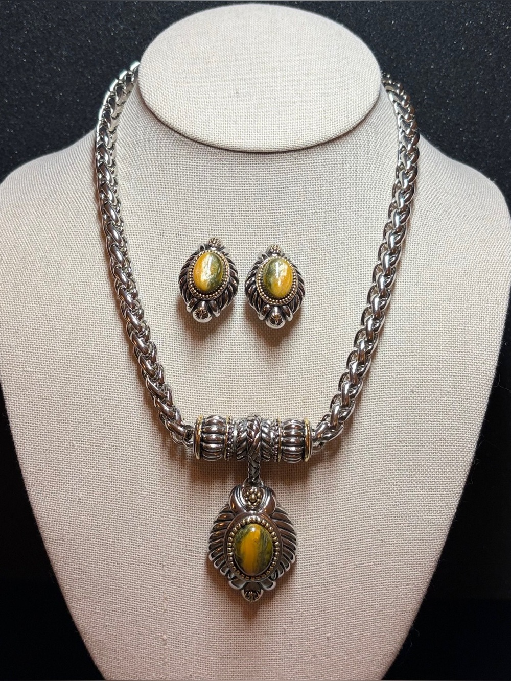 Vintage Style Green Gold Cabochon Silver Tone Necklace Earrings Set